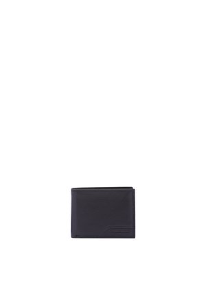 Portafoglio bifold in pelle nera con sottile logo del marchio in rilievo nell'angolo in basso a destra, mostrato chiuso su sfondo bianco.