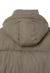 Giacca beige imbottita con un grande cappuccio rotondo. Texture liscia con dettagli di cucitura sottili lungo la schiena e i lati.