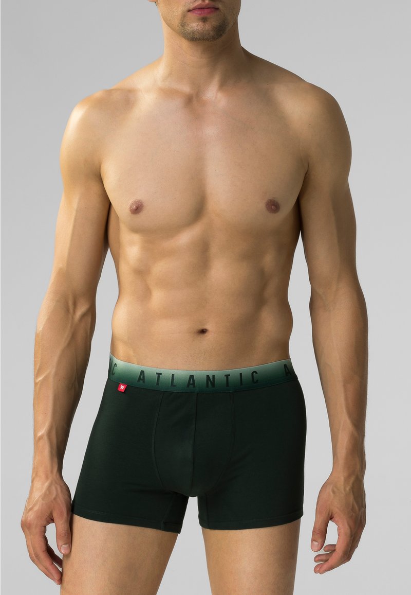 Męskie majtki bokserki w ciemnozielonym kolorze z bawełny, z kontrastową elastyczną talią z brandingiem "ATLANTIC" w kolorach gradientowych.