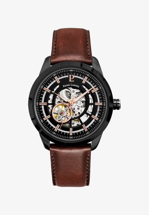 Automatické hodinky s čiernym kovovým puzdrom a priehľadným ciferníkom, s ružovo zlatými akcentmi. Hnedý kožený remienok s detailom prešívania.