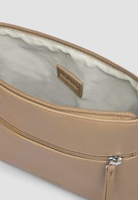 Pochette in pelle sintetica color tan con chiusura zip, dotata di un interno liscio e di un piccolo etichetta con logo. Include una tasca esterna con zip.