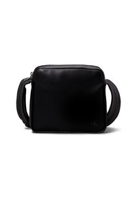 Borsa a tracolla in pelle nera con texture liscia, forma rettangolare, chiusura con zip e doppi manici. Presenta un logo discreto sul davanti.