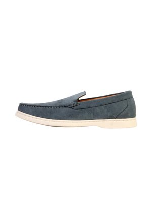 Mocassin décontracté pour homme en daim bleu, à enfiler, avec semelle en caoutchouc blanche et couture moc toe, présenté de profil sur fond blanc.