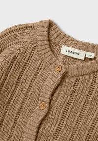 Cardigan lavorato a maglia di un marrone chiaro, con un motivo testurizzato, colletto a coste e bottoni di legno. L'etichetta recita "Lil'Atelier."