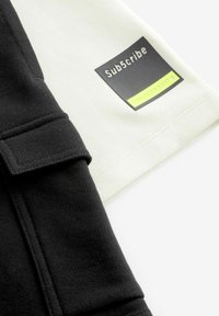 Next GRAPHIC AND SET - Šortky - white black subscribe