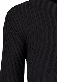 Svart ribbestrikket topp med vertikale striper, med en teksturert finish og en tettsittende design, som viser et glatt stoff og en elegant silhuett.