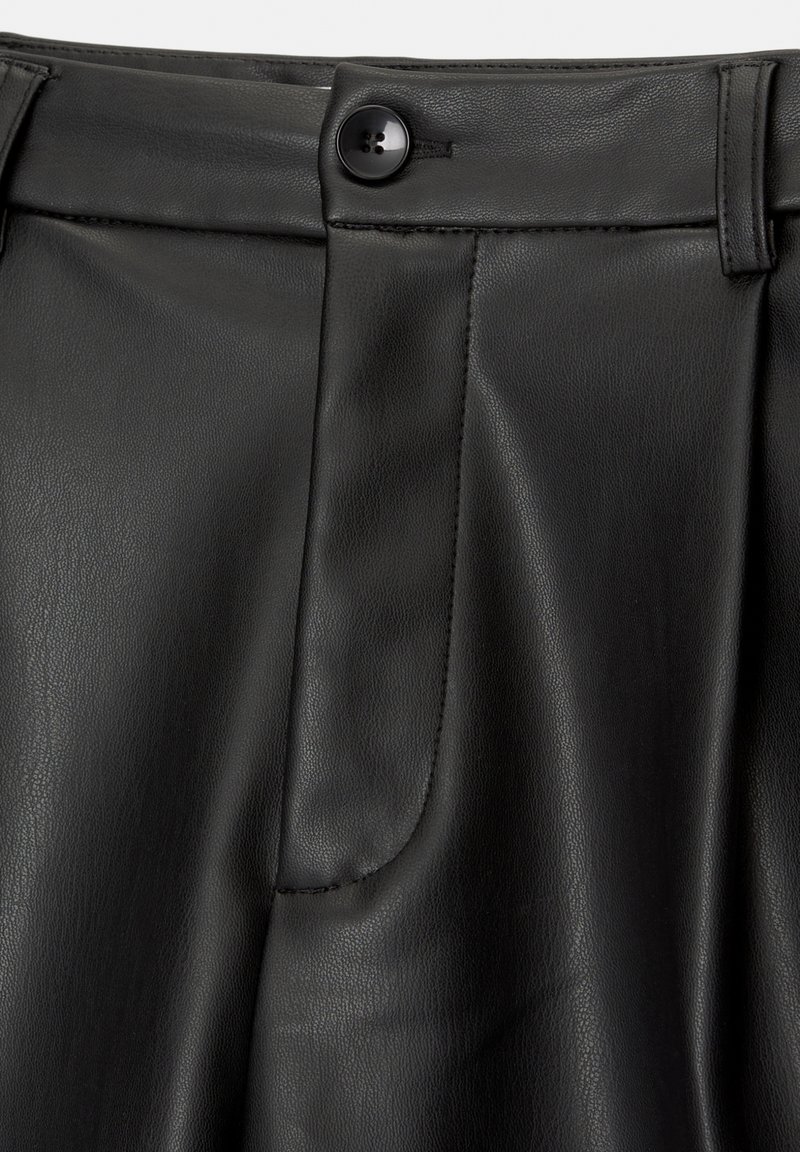 Pantaloni in ecopelle nera con una texture liscia, pieghe frontali, chiusura con bottone singolo e dettagli di cucitura a vista.