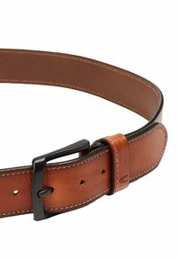 Brun læderbælte med sort metalspænde, der har synlige stikninger, glat tekstur og flere justeringshuller.