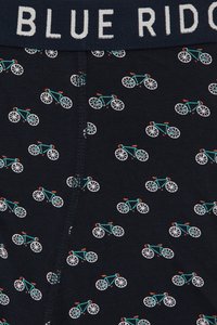 Tengerészkék pamut boxerrövidnadrág ismétlődő biciklimintával türkiz és fehér színekben, tengerészkék derékrésszel, amelyen a "BLUE RIDGE" felirat olvasható.