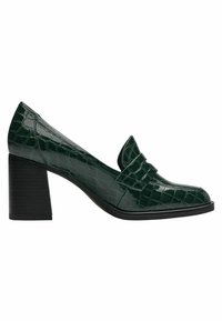 Mocassin à talon haut en cuir de couleur vert foncé avec motif crocodile, talon bloc et détail de bride à l'avant.