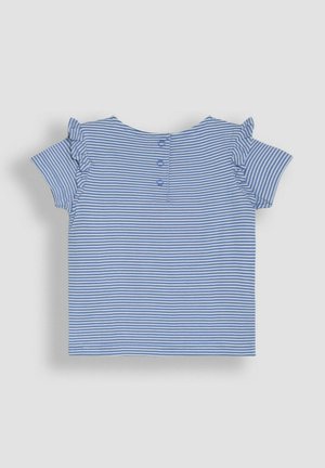 Modrý a bílý pruhovaný top s krátkým rukávem, který má volánkové ramena a knoflíkový detail na zadní straně. Měkký materiál a uvolněný střih.