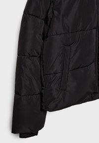 Schwarze, gesteppte Pufferjacke, die einen gepolsterten Ärmel und eine seitliche Tasche mit vertikalem Eingang zeigt, vor einem hellen Hintergrund.