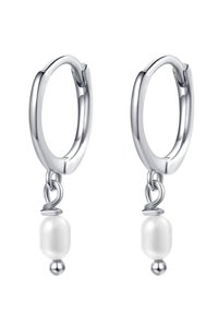 Orecchini a cerchio in argento con una goccia di perla bianca, collegati da un anello di filo metallico texturizzato. Finitura lucida con un aspetto lucido.