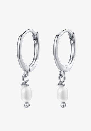 Orecchini a cerchio in argento con una goccia di perla bianca, collegati da un anello di filo metallico texturizzato. Finitura lucida con un aspetto lucido.