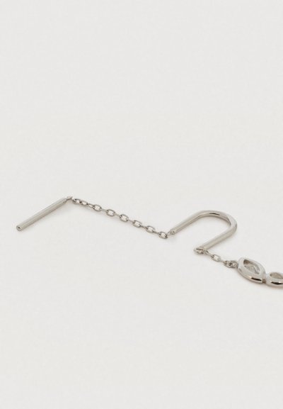 Ezüstszínű fémlánc ívelt kampóval és két hengeres véggel, díszes kialakítással, tiszta geometriai elemekkel.