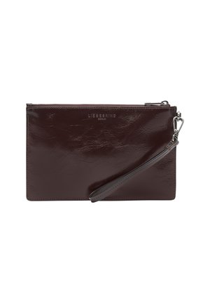 Dunkelbraune Leder-Wristlet-Clutch mit Reißverschluss und abnehmbarem Handgelenkband, glatte glänzende Oberfläche, geprägtes Branding in der Mitte der Vorderseite.