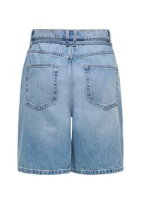 Φωτεινά γαλάζια denim σορτς με υψηλή μέση, δύο πίσω τσέπες και θηλιές για ζώνη, εμφανίζονται σε λευκό φόντο.