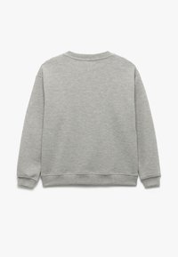 Grå sweatshirt lavet af blødt stof, med ribbet halsudskæring og manchetter, med et enkelt design og uden synlige logoer eller mønstre.