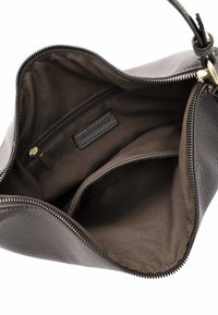 Grijze leren handtas interieur met een bruine stoffen voering, beschikt over een ritszak en een klein leren label. Gladde textuur, goed gestructureerde vorm.