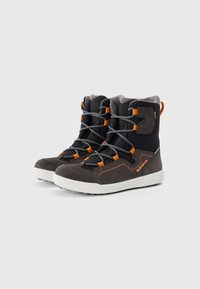 Par de botas de invierno negras y gris con lazos naranjas, suelas blancas y soporte acolchado para tobillo alto sobre un fondo blanco.