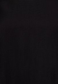 Schwarzer Stoff mit glatter Textur und matter Oberfläche. Keine sichtbaren Muster oder Beschläge. Einfaches Design, das sich gut zum Schichten oder Stylen eignet.