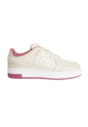 Scarpa da ginnastica beige a taglio basso con fodera interna rosa, suola bianca con dettagli rosa, design con lacci e "Calvin Klein Jeans" impresso sul lato.