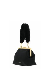 Sac à main noir à conception structurée, avec un cadre métallique doré, une poignée en fourrure noire douce et un corps en tissu lisse. Détail du logo visible.