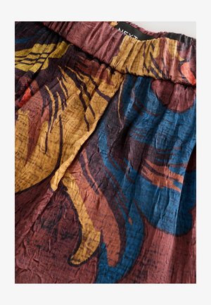 Elastyczna spódnica w kwiatowy wzór z marszczonego materiału, w ciepłych odcieniach bordowego, żółtego i niebieskiego, z abstrakcyjnymi wzorami i miękką teksturą.