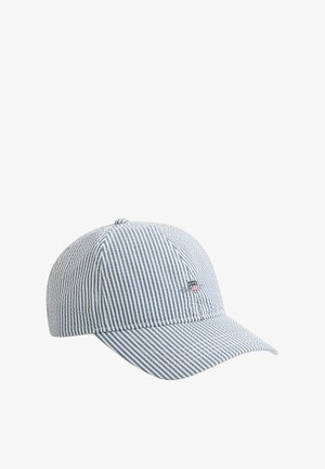 Casquette de baseball à rayures verticales bleues et blanches avec un petit logo bouclier brodé sur le panneau avant droit.