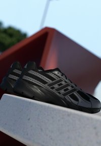 adidas Sportswear Tenisky - core black   core black   iron metallic