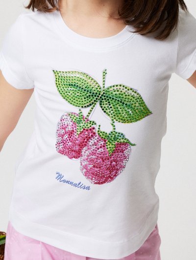 T-shirt bianca a maniche corte con due fragole decorate con strass rosa e foglie verdi, con 'Marnalisa' ricamato in blu.
