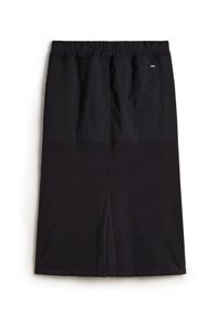 Sort nederdel med elastisk talje, der har to forskellige stof teksturer: glat nylon øverst og blød fleece nederst. Der er en baglomme inkluderet.