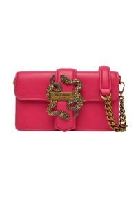 Borsa a tracolla in pelle rosa con chiusura a design di serpente, dettagli in bronzo e tracolla a catena. Presenta una forma rettangolare e una texture liscia.