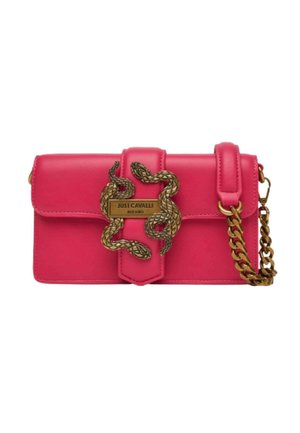Borsa a tracolla in pelle rosa con chiusura a design di serpente, dettagli in bronzo e tracolla a catena. Presenta una forma rettangolare e una texture liscia.