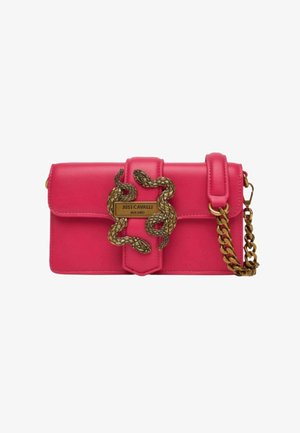 Borsa a tracolla in pelle rosa con chiusura a design di serpente, dettagli in bronzo e tracolla a catena. Presenta una forma rettangolare e una texture liscia.