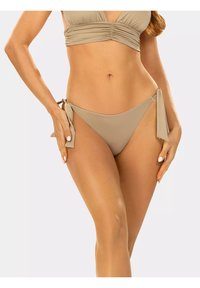 Beżowy kostium kąpielowy z marszczonym stanikiem i regulowanymi bokami. Miękka, gładka tkanina o minimalistycznym designie i bez widocznych wzorów.