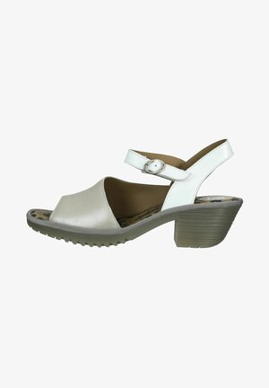 Sandalia de cuero blanca con punta abierta, correa ajustable en el tobillo y tacón texturizado en gris. Cuenta con una plantilla estampada y suela de goma.