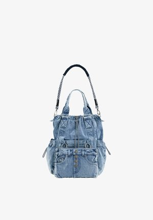 Bucket-Tasche im Denim-Stil mit frontaler Tasche mit Knopf, doppelten oberen Griffen, Seitentaschen und geflochtenem schwarz-weißem Schulterriemen.