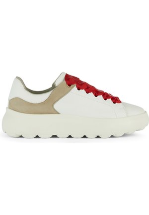 Baskets en cuir blanc avec des lacets ondulés rouges, des accents en suède beige sur les côtés et une semelle en caoutchouc blanche épaisse avec un motif texturé.