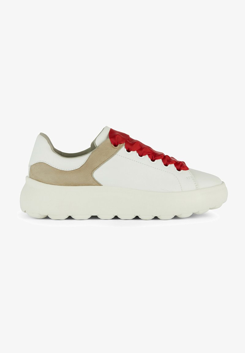 Baskets en cuir blanc avec des lacets ondulés rouges, des accents en suède beige sur les côtés et une semelle en caoutchouc blanche épaisse avec un motif texturé.