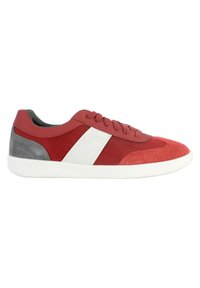 Sneaker rosso e grigio con materiali in rete e suede, dettagli bianchi, punta tonda, design con lacci e suola in gomma bianca.
