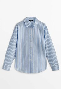 Chemise à manches longues rayée bleu et blanc avec un col pointu, fermeture à boutons et un ourlet arrondi. Tissu en coton à texture lisse.