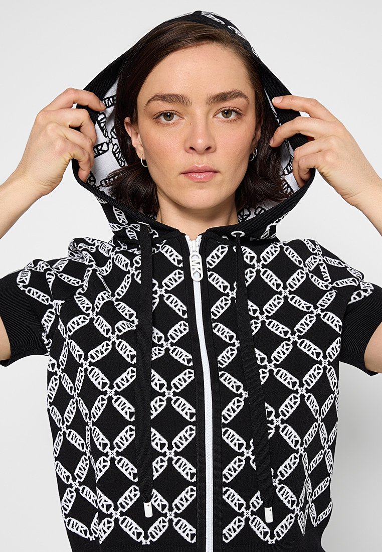 Zwarte rits-hoodie met een wit geometrisch patroon, korte mouwen en koordjes, met een gevoerde capuchon met een contrasterend binnenontwerp.