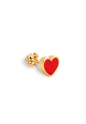 Orecchino a forma di cuore in oro con inlay di smalto rosso liscio. Il design presenta un retro testurizzato per un attacco sicuro.