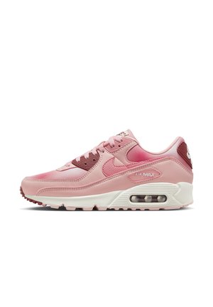 Roze Nike Air Max sneaker met zichtbare luchtkussenzool, getextureerd Swoosh-logo en donkerdere roze accenten op de gaasachtige bovenkant en hiel.