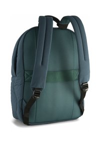 Zaino in tessuto verde scuro con spallacci imbottiti e dettagli in rete. Presenta una tracolla con accento verde e clip nere regolabili.