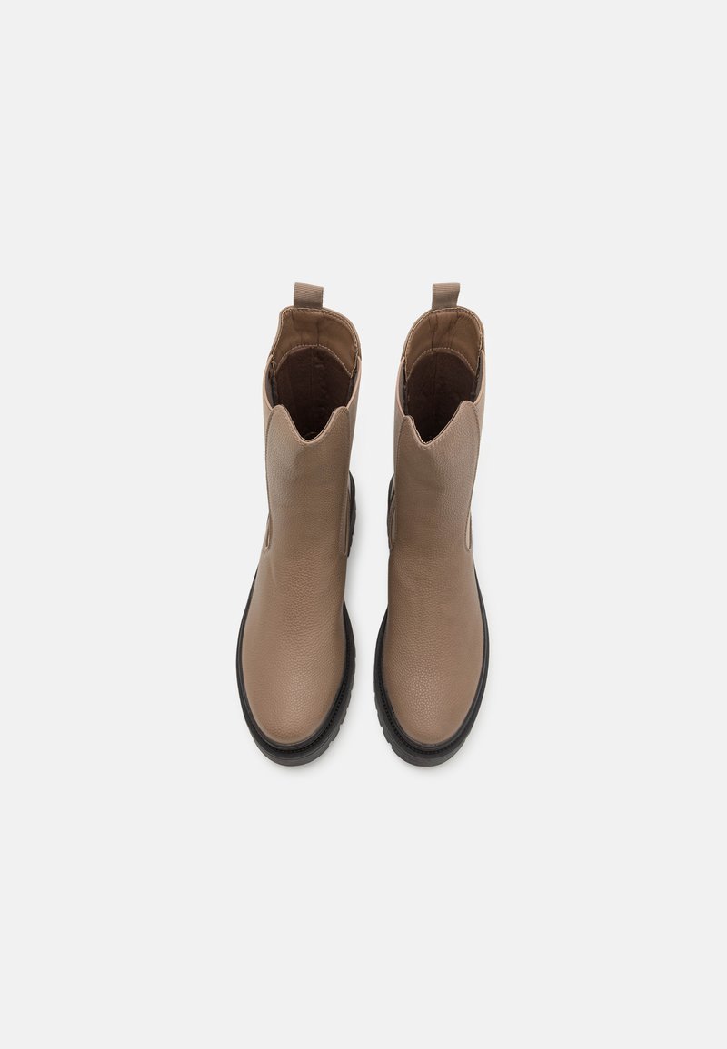 Moda Stivali 2021: Chelsea boots con platform