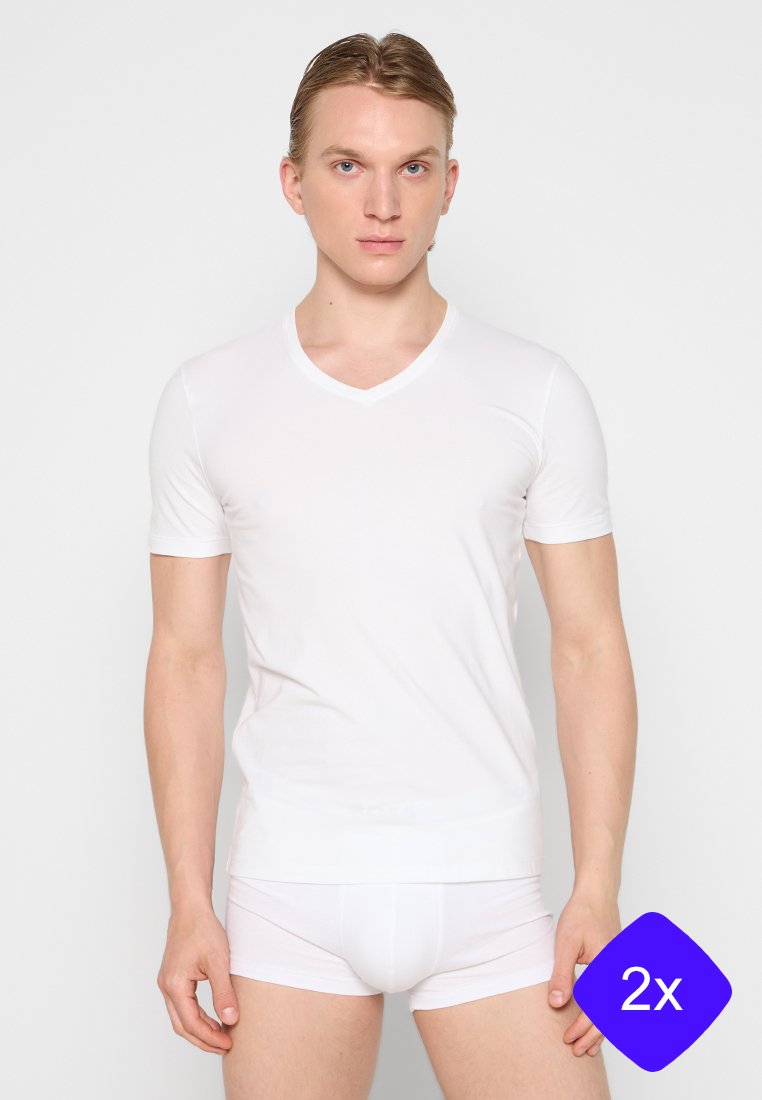 T-shirt blanc à col en V fait en tissu de coton doux, à manches courtes, coupe slim, associé à des slips blancs. Contient une étiquette indiquant une quantité de "2x".