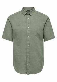 Camicetta da uomo a maniche corte color verde oliva chiaro con colletto a punta e bottoni bianchi lungo la parte anteriore.