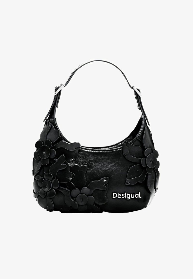 Čierna kabelka s vyrazeným kvetinovým vzorom, syntetický materiál, zaoblený tvar, krátka rukoväť a biele logo na prednej strane.